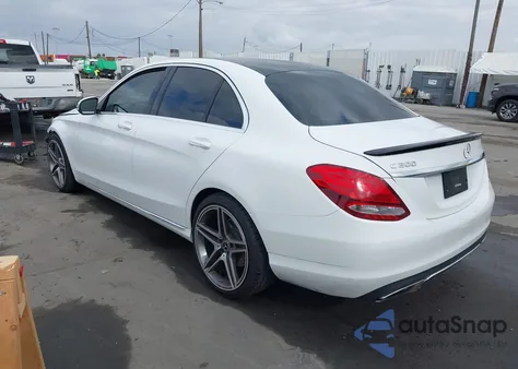 2018 Mercedes-Benz C 300 из США, поврежденный, VIN 55SWF4JBXJU254283